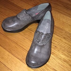 NEVER WORN NWT gray J-41 clogs. Comfortable fit